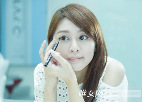 分手妹陈佩佩分享卧蚕桃花妆打造整体造型