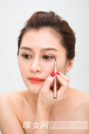 夏天玩水怎么样可以不脱妆？